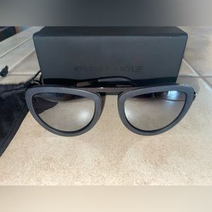 Kendall and Kylie black sun glasses, nice look.
